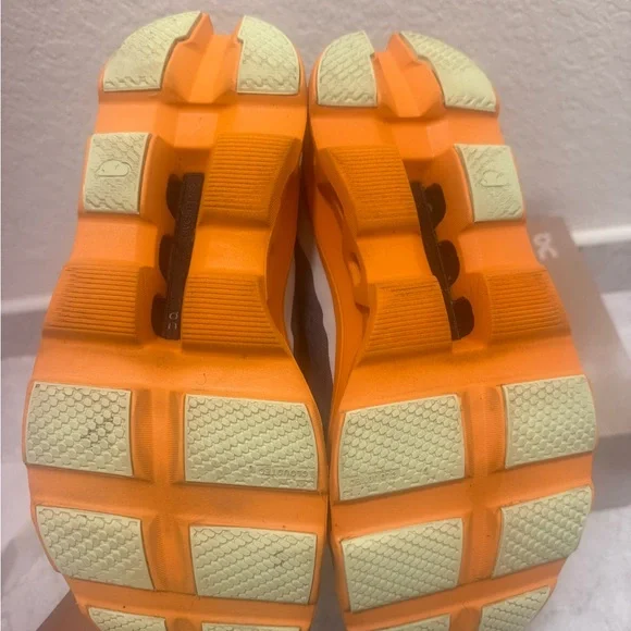 On Running Cloudmonster 9 men/10.5 women/ worn 3 times - Picture 4 of 6